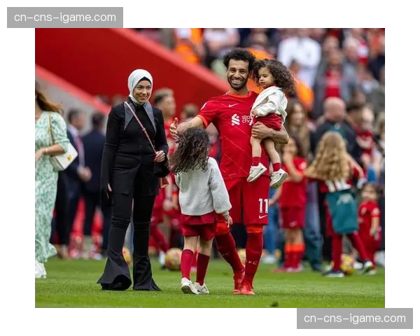 詹姆斯与现场观战的英超球星萨拉赫互动